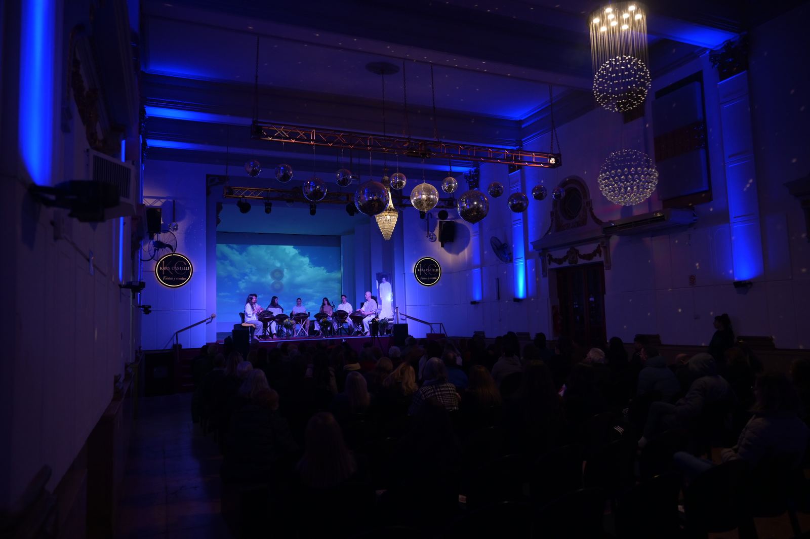 La sala del teatro en azul