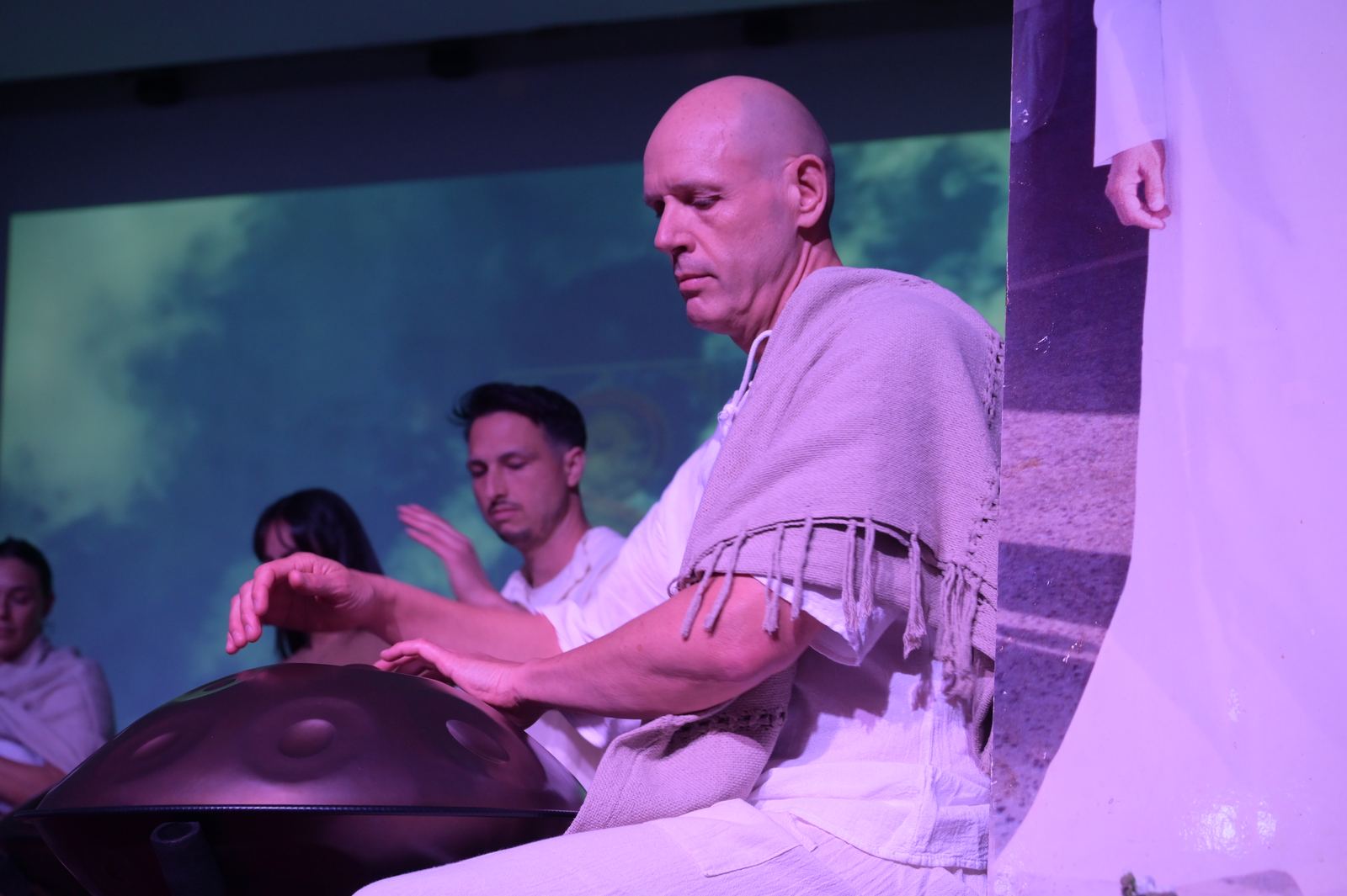 Primer plano tocando el handpan