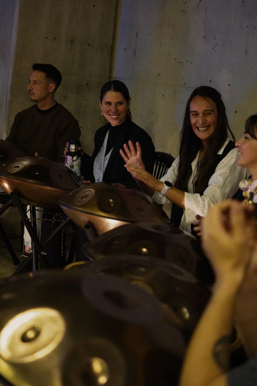 Manos sobre el handpan